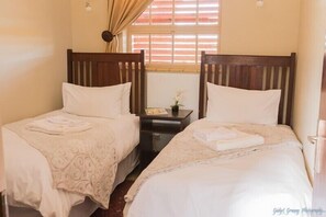 Family Room | Desk, free WiFi, bed sheets - Ou Skool Guesthouse (Kai !Garib)