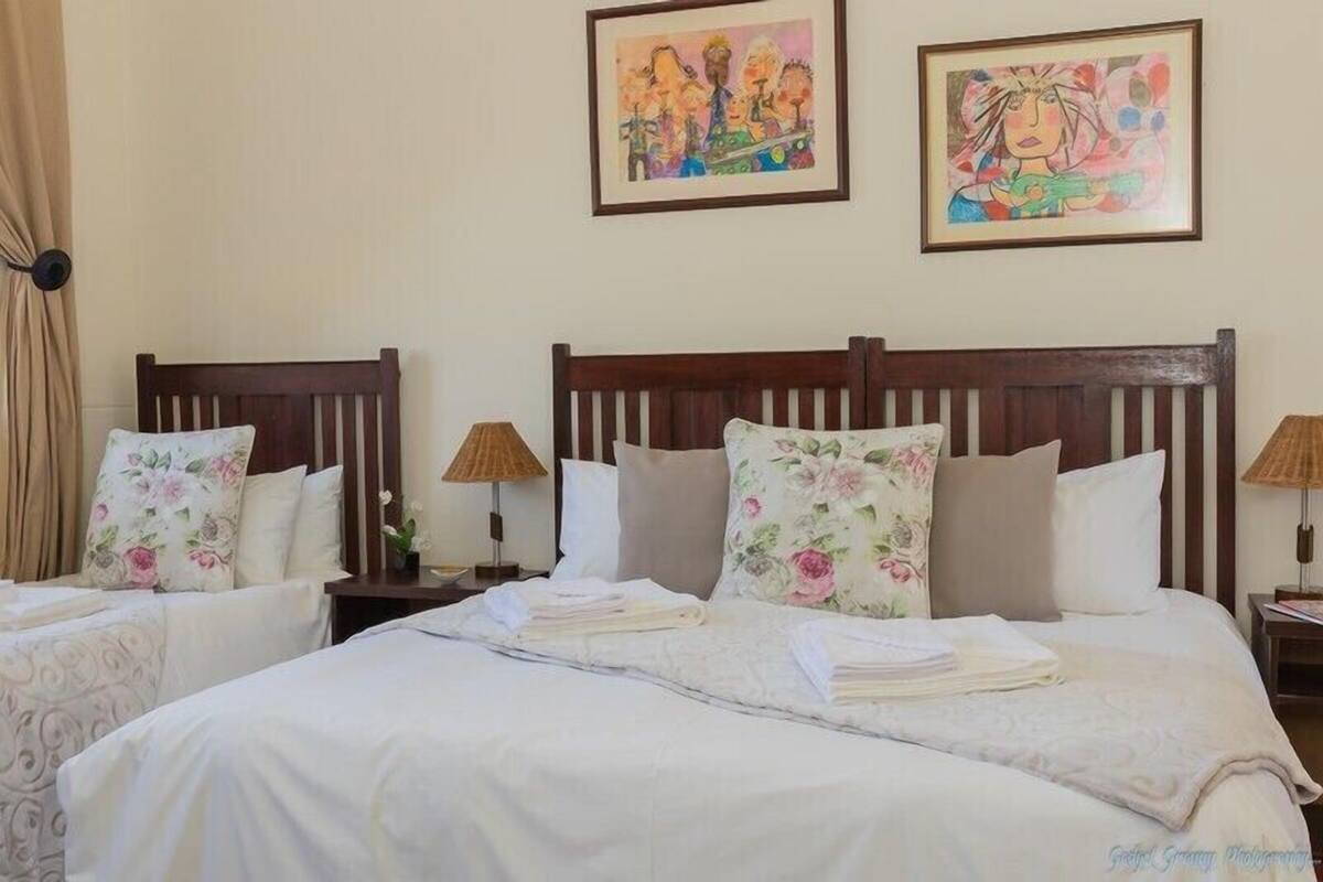 Triple Room | Desk, free WiFi, bed sheets