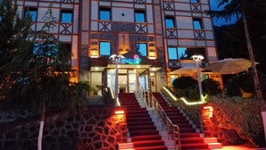 A hotel with a traditional architectural style, featuring a prominent entrance with a staircase leading up to the main doors. - Hotel Lazlakar (Çayeli)