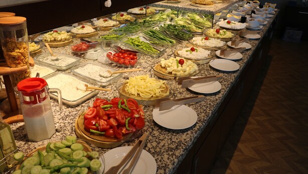 A buffet with various food items and utensils. - Hotel Lazlakar (Çayeli)