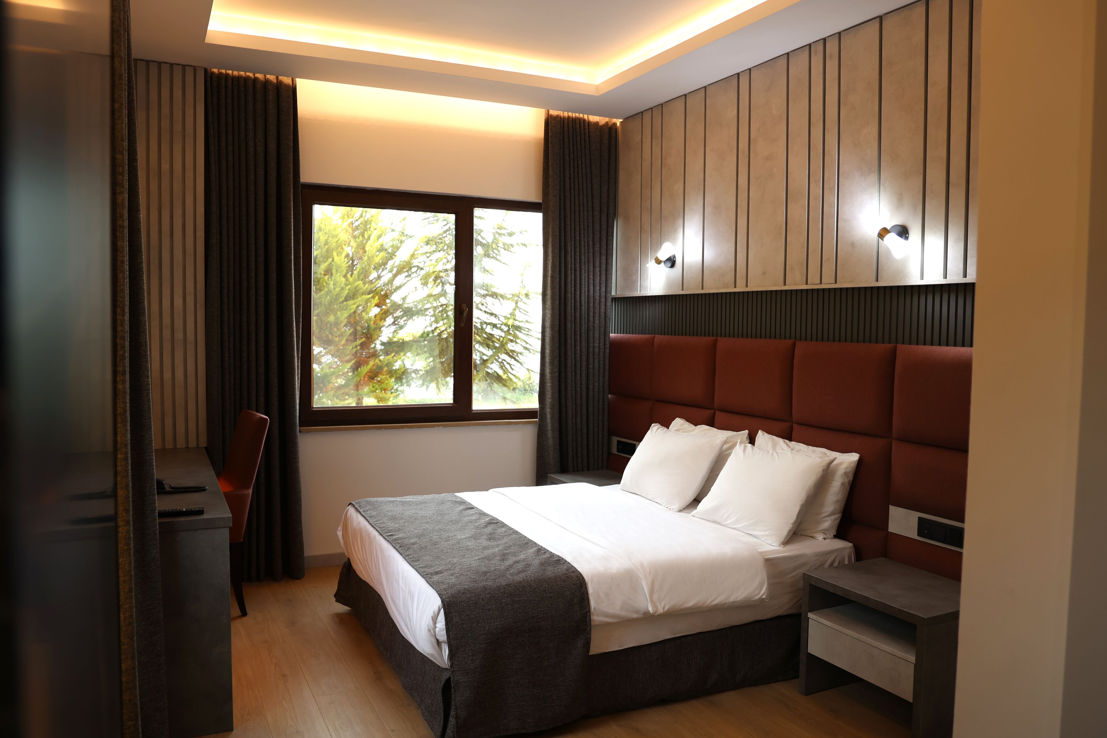 Familie suite, uitzicht op zee | Luxe beddengoed, een minibar, een kluis op de kamer, een bureau