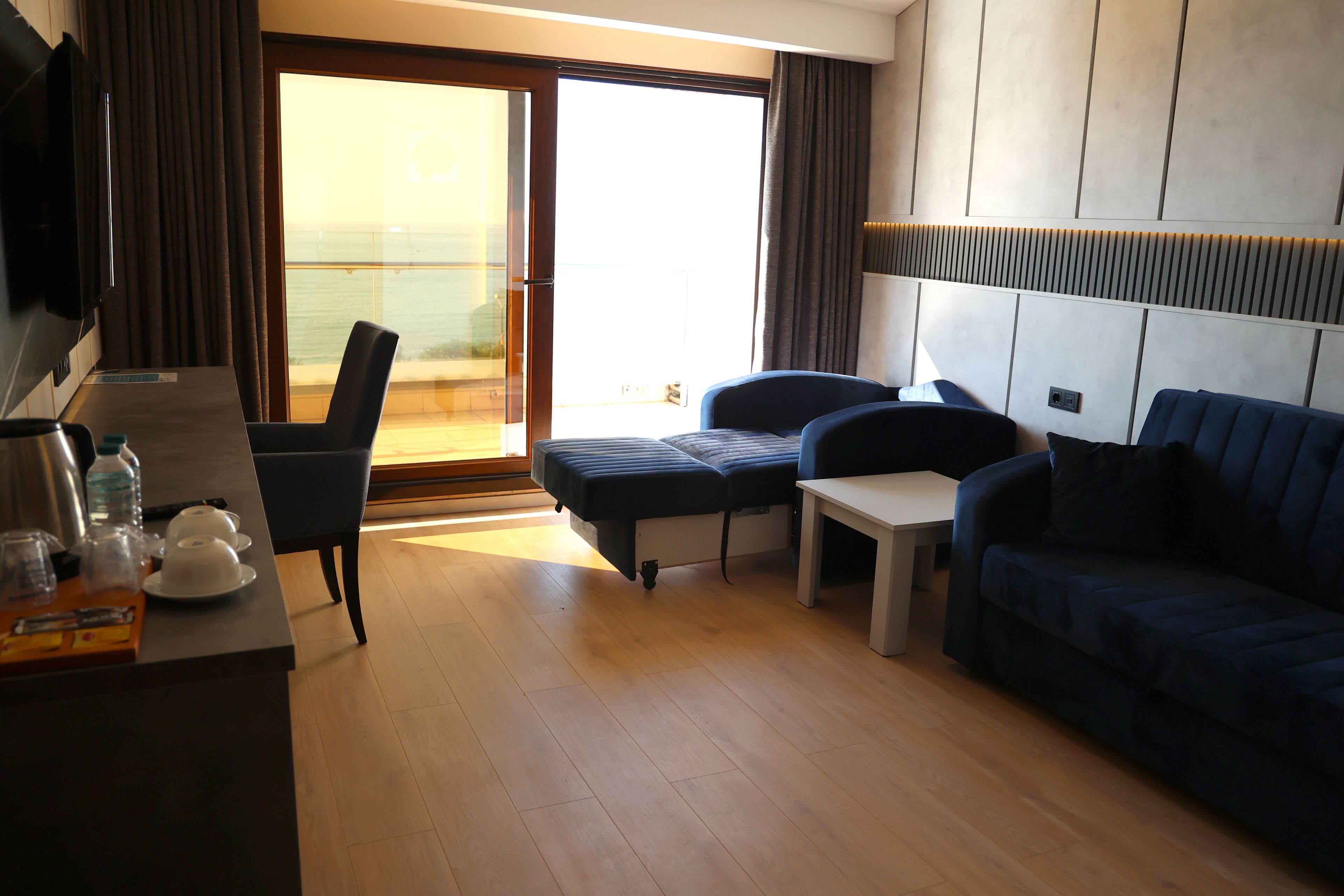 Suite Deluks, beranda, menghadap laut | Area keluarga | TV LED