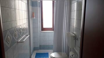Appartamento, 1 camera da letto | Bagno | Doccia, soffione a pioggia, bidet, asciugamani