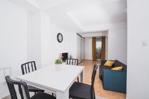 Comfort-Apartment, 2 Schlafzimmer, Terrasse, Meerblick (A2) | Wohnzimmer