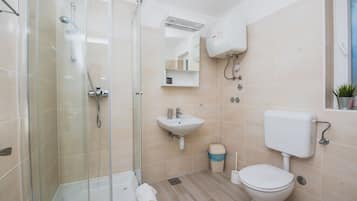 Studio – comfort, 1 soverom, terrasse, sjøutsikt (A5) | Bad | Dusj, håndklær og toalettpapir