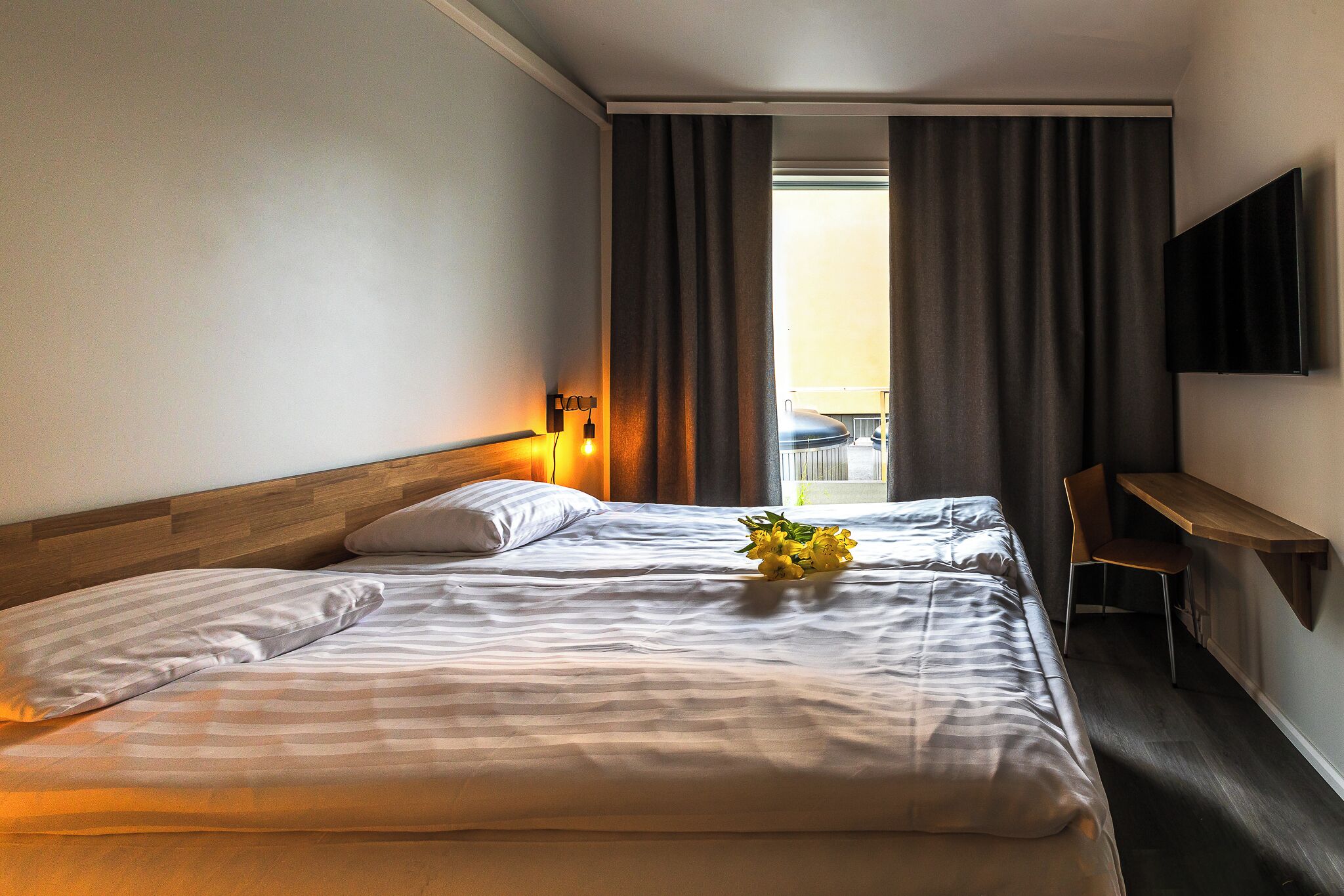 standard room, 1 queen bed | desk, blackout curtains, soundproofing, iron/ironing board