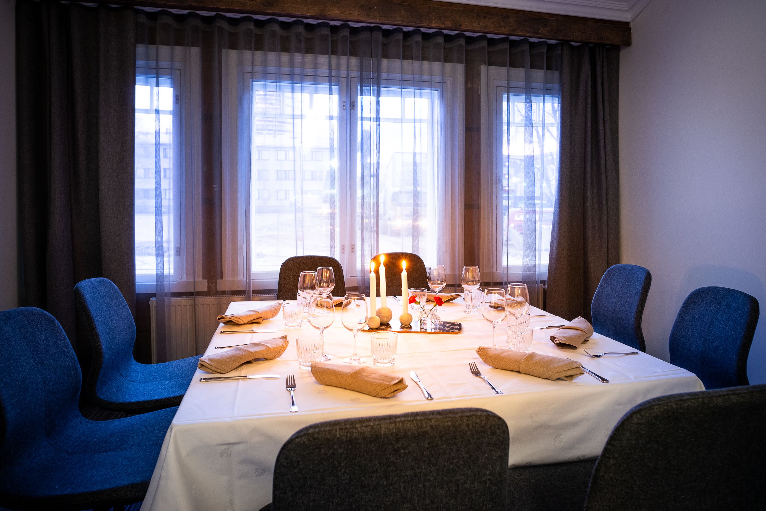 breakfast, lunch and dinner served