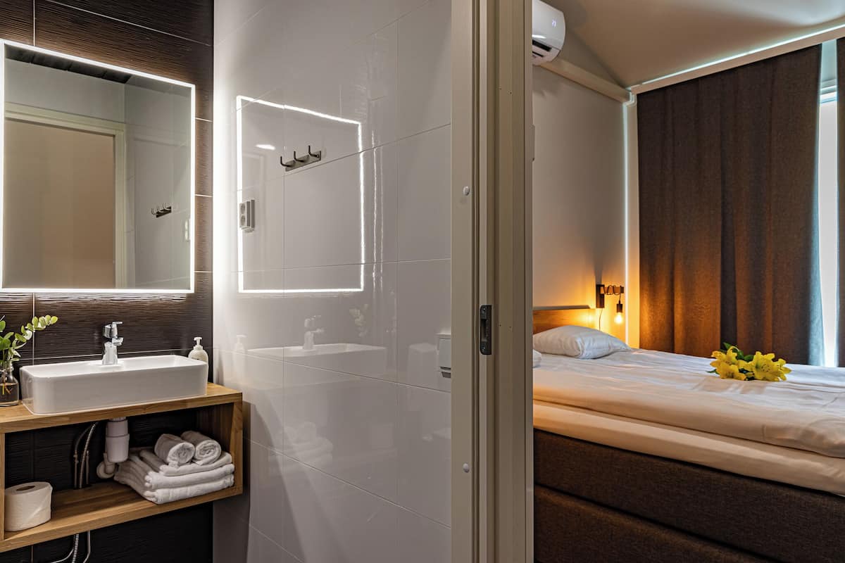 standard room, 1 queen bed | bathroom | shower, rainfall showerhead, designer toiletries, hair dryer