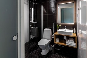 Quarto standard, 1 cama Queen | Banheiro | Chuveiro, chuveiro com efeito de chuva, produtos de toalete de grife 