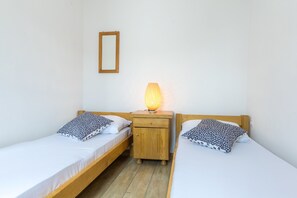 Iron/ironing board, free WiFi, bed sheets