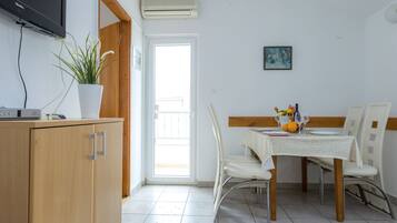 Leilighet, 2 soverom, terrasse, sjøutsikt (A2) | Oppholdsområde | Flatskjerm-TV