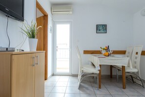 Departamento, 2 habitaciones, Terraza, vista al mar (A2) | Área de sala de estar | Televisión de pantalla plana