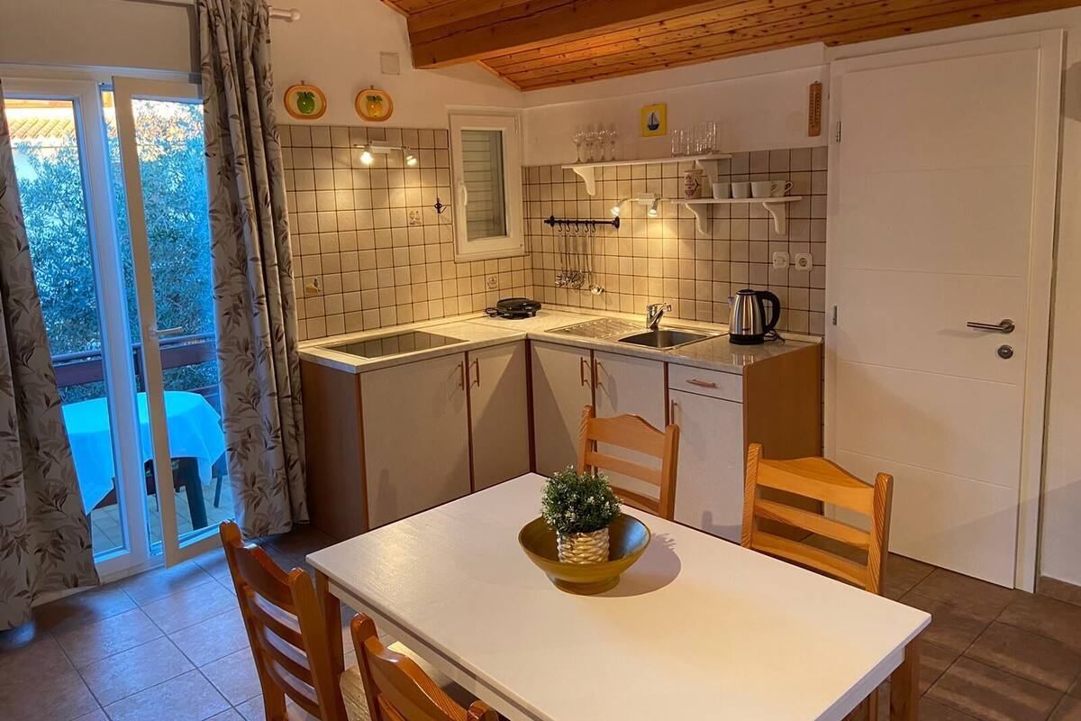 Appartamento, balcone | Cucina privata | Frigorifero, microonde, piano cottura, bollitore elettrico