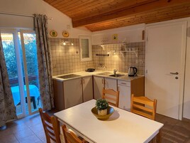 Apartamento, sacada | Cozinha privada | Geladeira, micro-ondas, cooktop, chaleira elétrica
