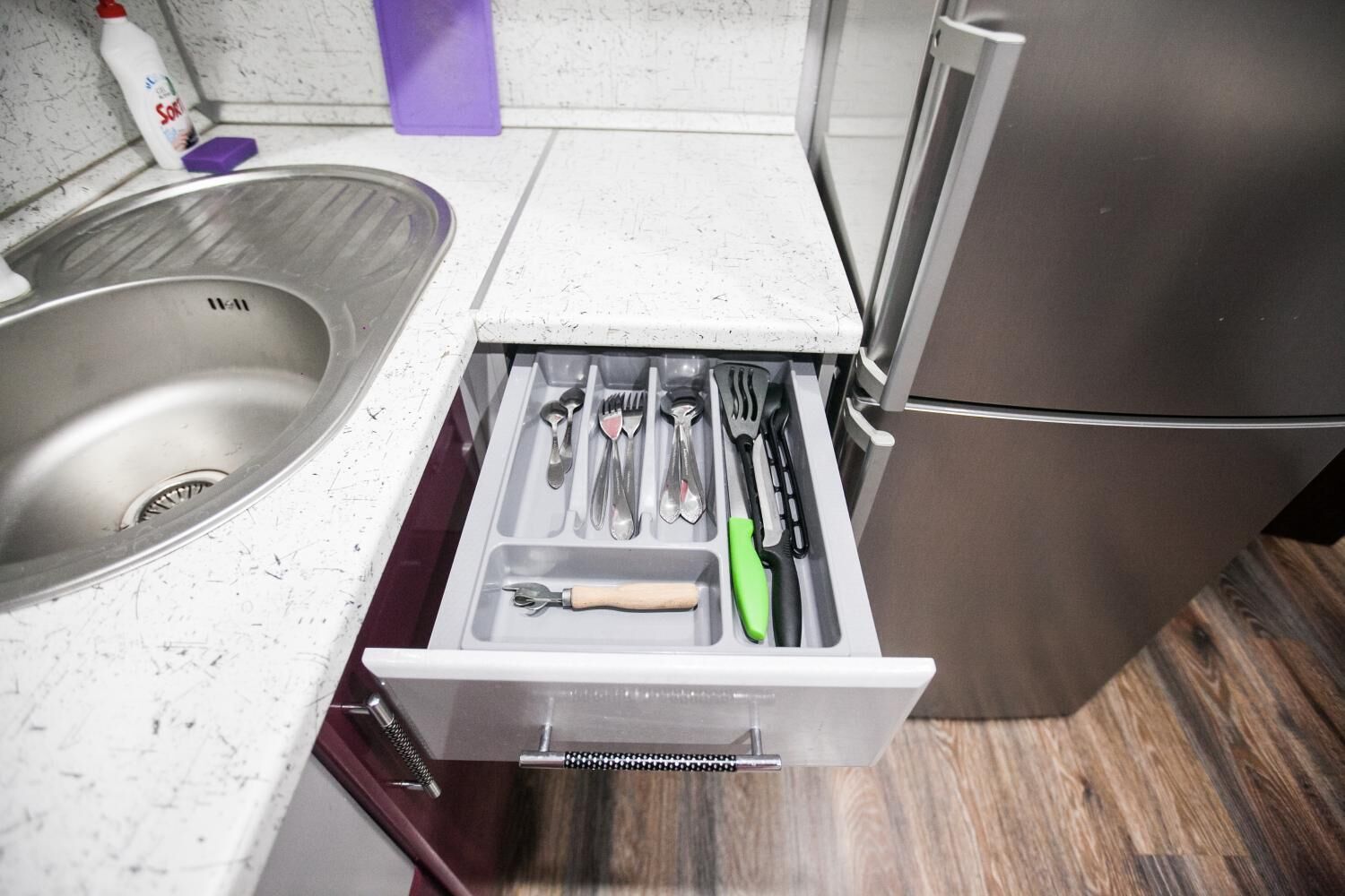 Kühlschrank, Mikrowelle, Herdplatte, Wasserkocher