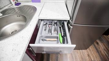 Kühlschrank, Mikrowelle, Herdplatte, Wasserkocher