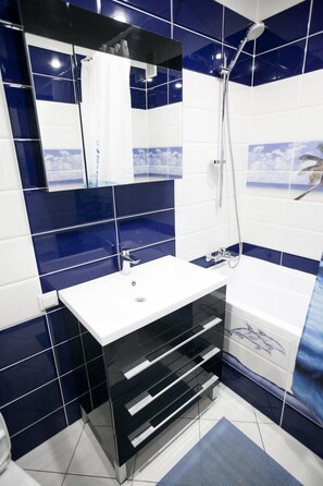 Bathtub, deep-soaking bathtub, free toiletries, hair dryer - Apartment on Michurinskaya 142 (Tambov)