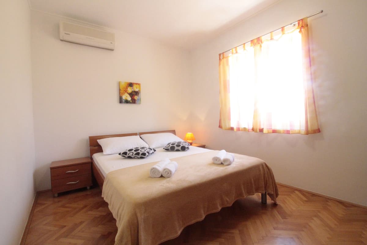 Iron/ironing board, free WiFi, bed sheets