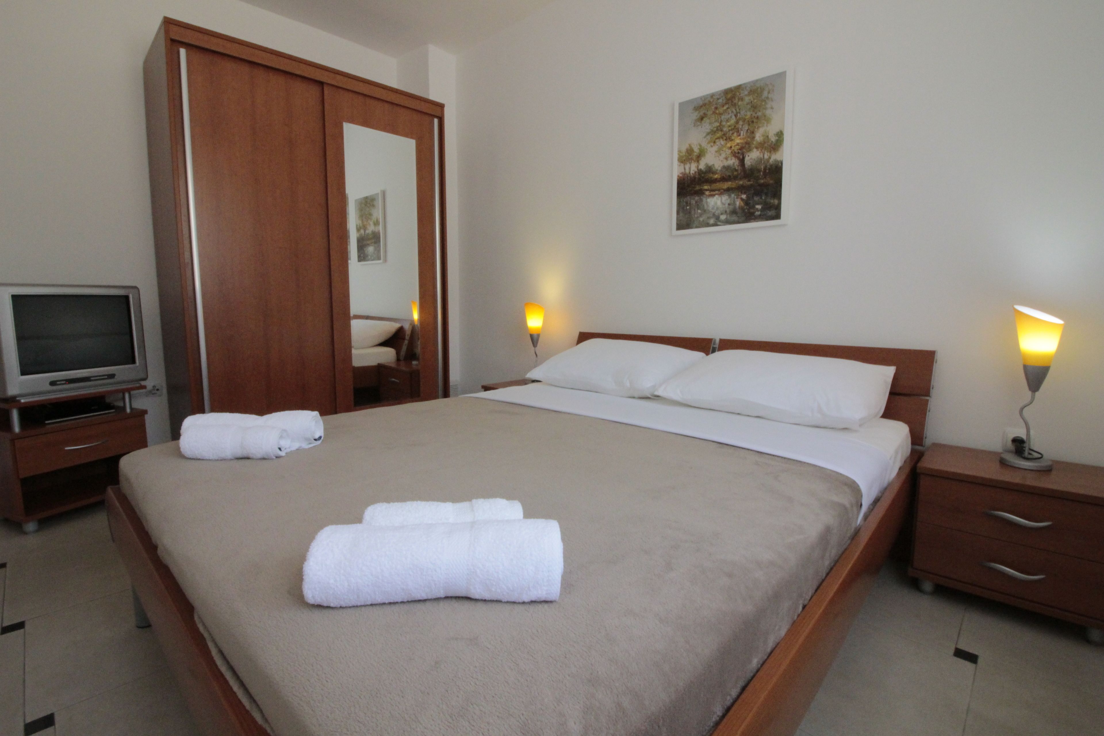 Tabla de planchar con plancha, wifi gratis y ropa de cama 