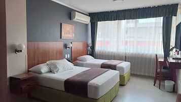 Habitación doble, 2 camas individuales | Caja de seguridad en la habitación, wifi gratis y ropa de cama