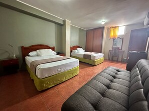 Quarto casal, 2 camas de solteiro | Cofres nos quartos, Wi-Fi de cortesia, roupa de cama