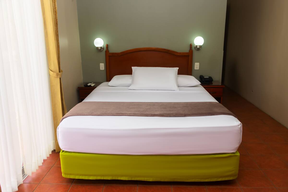 single room, 1 double bed, non smoking | in-room safe, free wifi, bed sheets