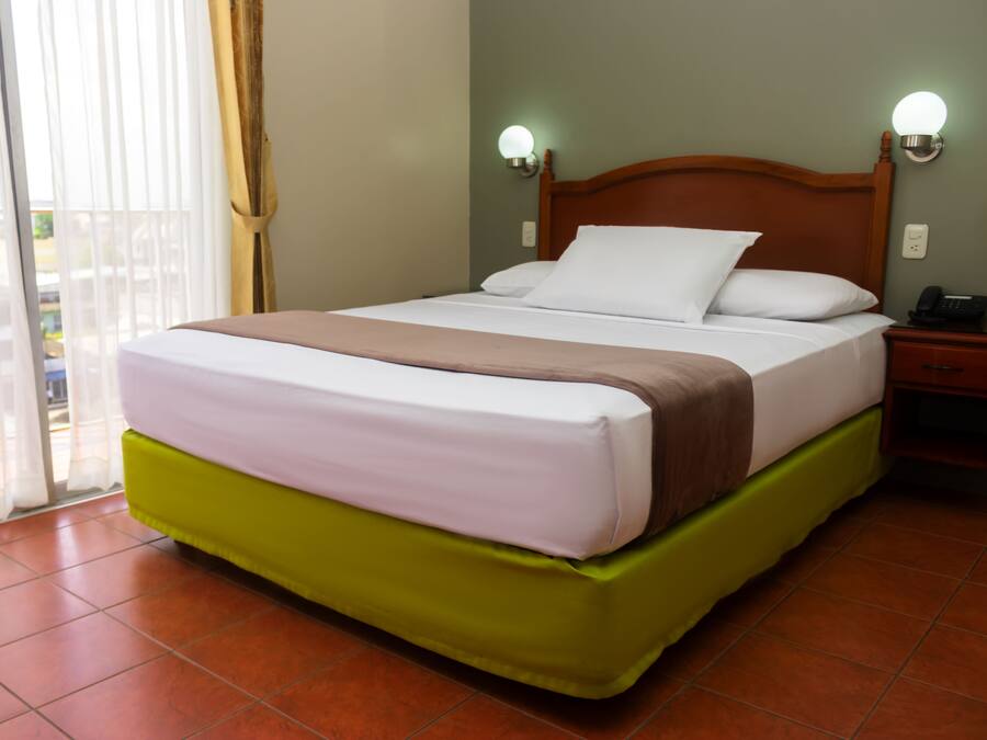 Een 32-inch lcd-televisie met kabelzenders en televisie