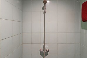 Standard Room | Bilik Mandi | Pancuran mandi, tuala disediakan