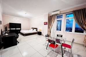 Escritorio, wifi gratis y ropa de cama 