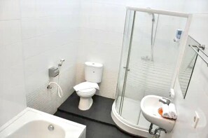 Douche, articles de toilette gratuits, serviettes fournies, savon