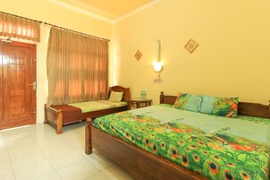 Kamar Keluarga | Meja kerja, Wi-Fi gratis, dan seprai linen