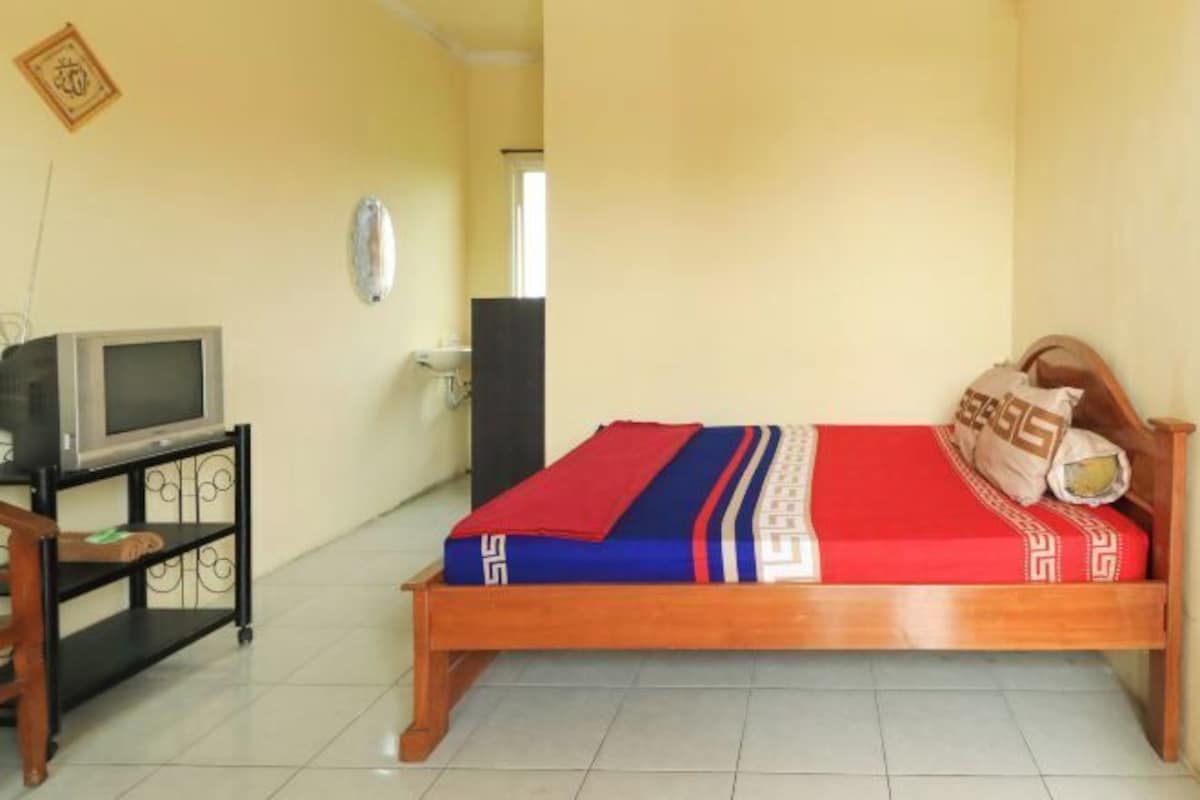 Desk, free WiFi, bed sheets