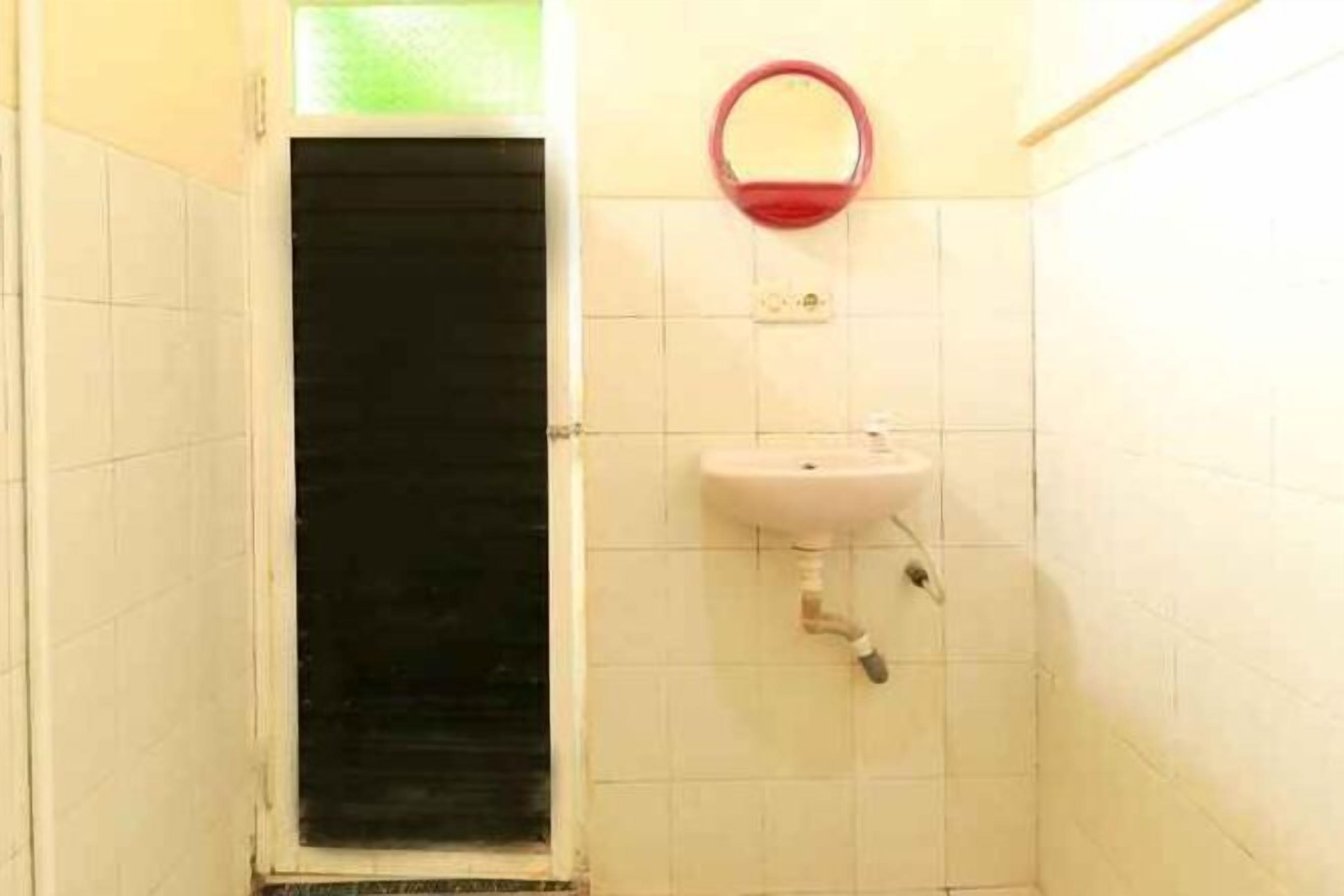 Bathroom | Shower, free toiletries, towels