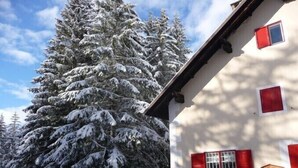 A snow-covered building with red shutters and a sign that reads "Le Cadran." - Rifugio La Capanna (Claviere)