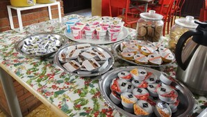 A buffet table with various food items and drinks. - Rifugio La Capanna (Claviere)