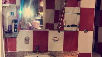 Classic Apartment, Multiple Beds | Bathroom | Shower, rainfall showerhead, towels