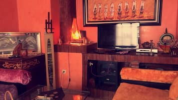 Appartement Classique, plusieurs lits | Salle de séjour | TV connectée de 52 pouces avec chaßnes par satellite, télévision