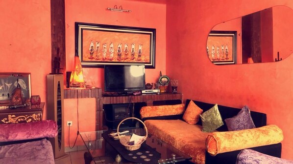 Appartement Classique, plusieurs lits | Salle de séjour | TV connectée de 52 pouces avec chaînes par satellite, télévision