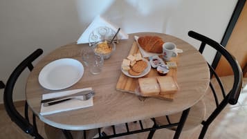 Comfort Apartment, 2 Bedrooms | In-room dining