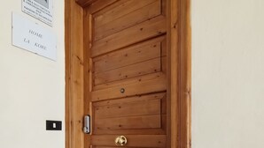 A wooden door with a brass handle and a keyhole. - Home La Kore (Agrigento)