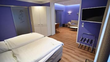 Schreibtisch, BĂŒgeleisen/BĂŒgelbrett, kostenloses WLAN, BettwĂ€sche