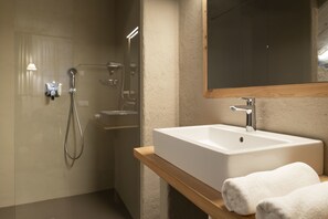 Luxury Suite | Bathroom | Separate tub and shower, deep soaking tub, hair dryer, slippers - Rössl Bianco b&b&b (Merano)