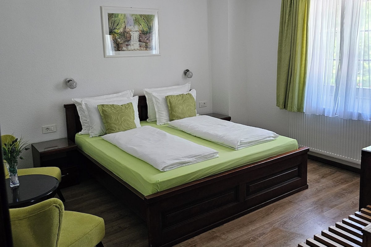 Habitación doble Deluxe | Escritorio, cortinas blackout, insonorización y cunas