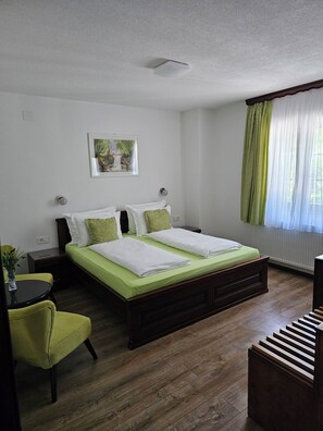 Escritorio, cortinas blackout, sistema de insonorización y cunas 