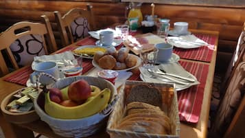 Daily continental breakfast (EUR 15 per person)