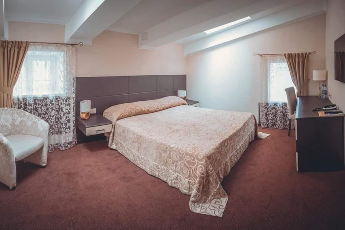 Standard-Doppelzimmer | Zimmersafe, Schreibtisch, Bügeleisen/Bügelbrett, Zustellbetten