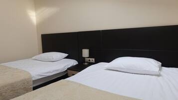 Tallelokero huoneessa, työpöytä, silitysrauta/-lauta, lisävuoteet