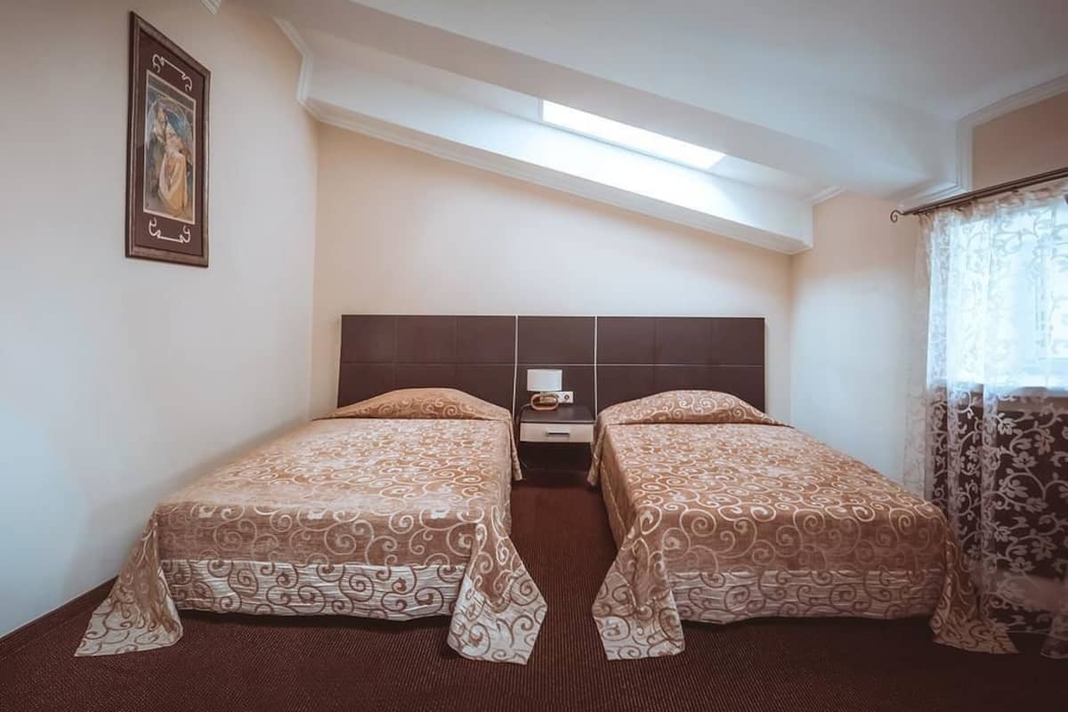 Standard-Zweibettzimmer | Zimmersafe, Schreibtisch, Bügeleisen/Bügelbrett, Zustellbetten