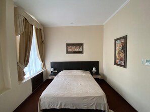 客房内保险箱、办公桌、熨斗/熨板、折叠床/加床（额外收费）