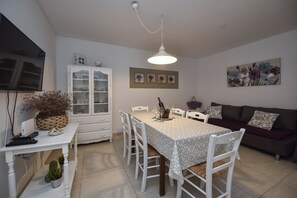 Kaupunkitalo, 3 makuuhuonetta, terassi, näköala puutarhaan (Private Garden) | Oleskelualue | 45–senttinen taulutelevisio, jossa satelliittikanavat